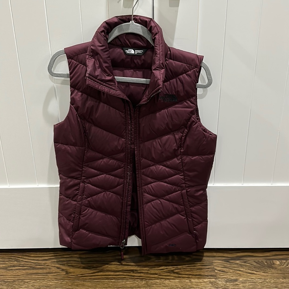 Burgundy north face puffer vest women’s size small